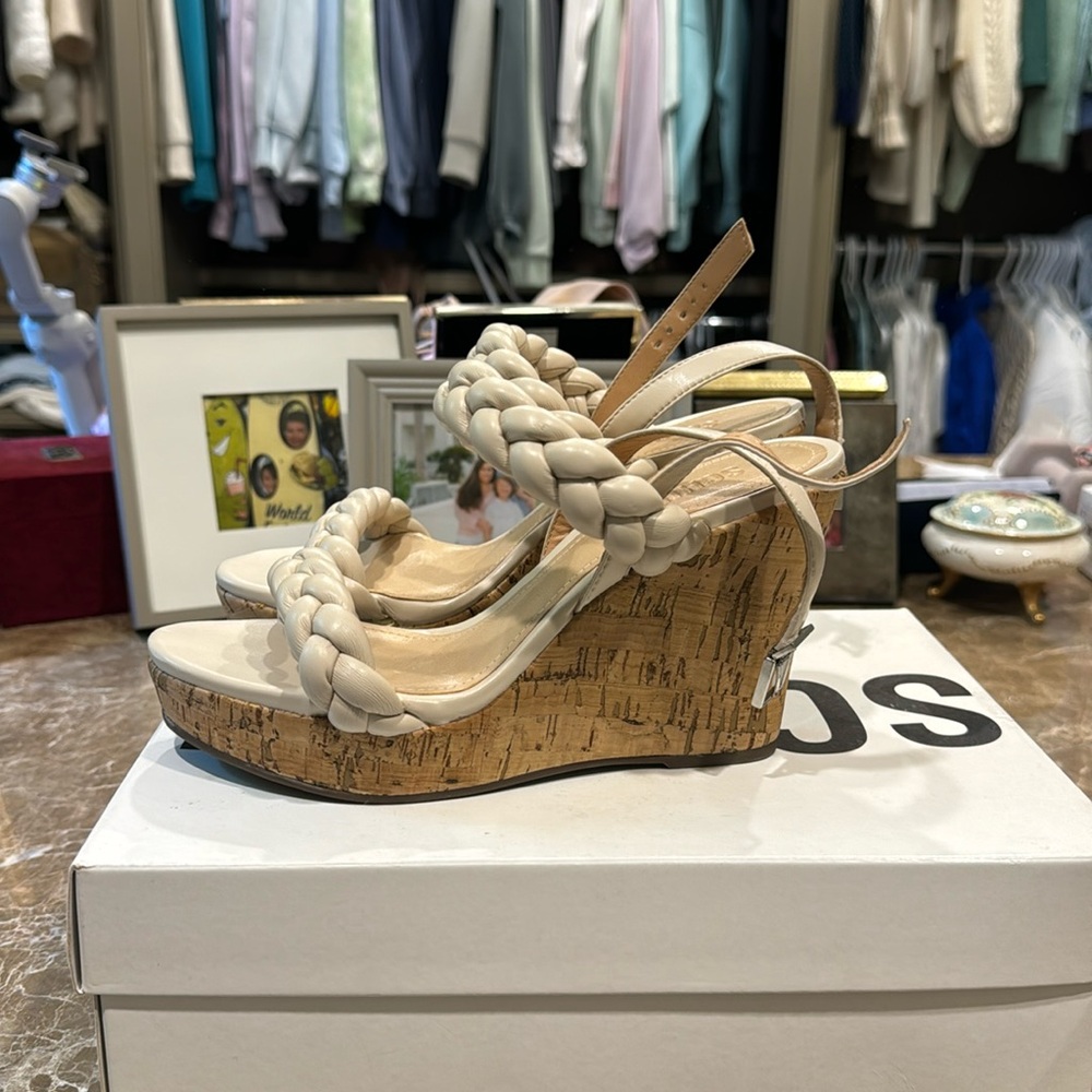 New never worn Schultz sandals size 7.5
